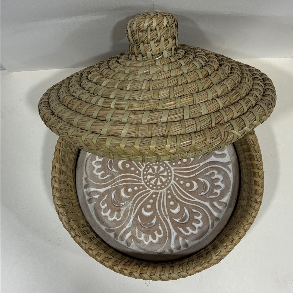 Casserole Warming Basket Woven W/ Lid Terra Cotta Disk to keep Bread Warm NWOT